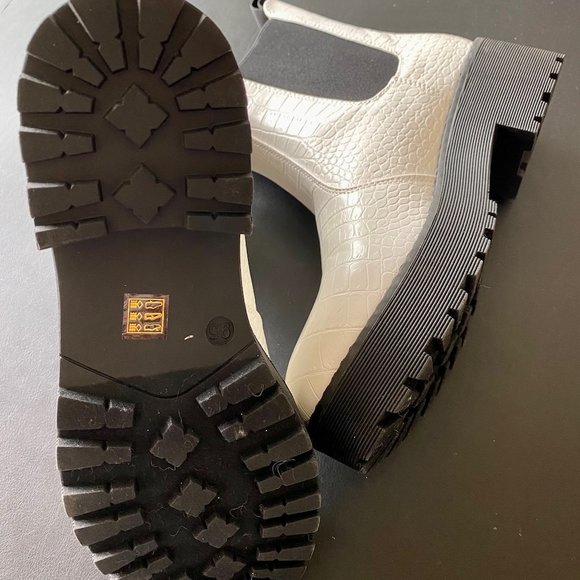 NWOT Dirty Laundry Margo Chelsea White Croc Platform Lug Sole Ankle Boot - Picture 2 of 4